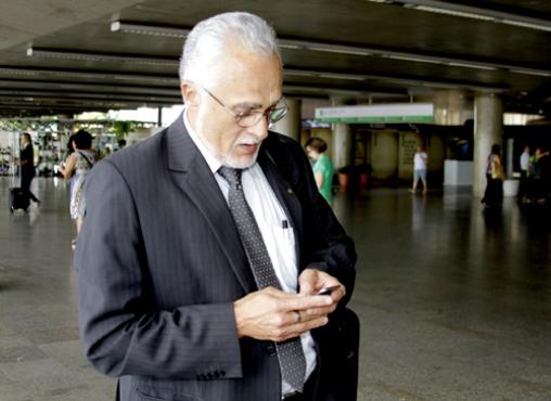 Genoino ao desembarcar no aeroporto de Brasília na manhã de ontem: deputado federal até quando conseguir retardar a prisão