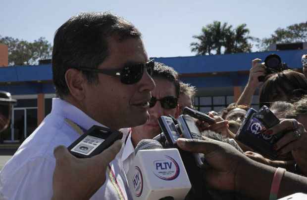 Rafael Correa deve permanecer afastado de 15 de janeiro até 14 de fevereiro. O primeiro turno das eleições presidenciais no Equador ocorre em 17 de fevereiro