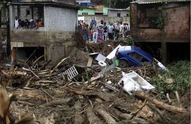 No município de Duque de Caxias, a chuva causou destruição e deixou centenas de pessoas desabrigadas