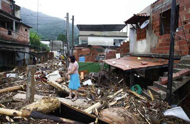 Bairro de Café Torrado, em Duque de Caxias, sofre com o transbordamento do Rio que corta o bairro