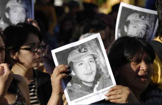 Chilenos fazem manifestação em comício na cidade de Temuco, ao sul de Santiago: em mãos, cartazes com imagem do estudante Matias Catrileo