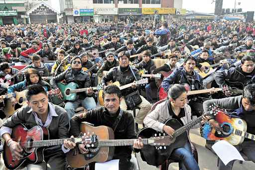 Músicos homenageiam a jovem tocando Imagine, em Darjeeling