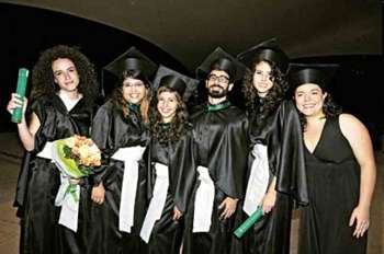 Recém-graduados em desenho industrial, Luisa, Monique, Cibele, Samuel, Isadora e Lia vão partir em busca de uma vaga com carteira assinada