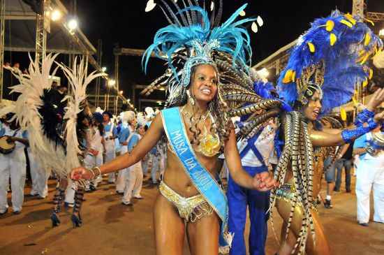 Melhores sátiras carnavalescas serão gravadas em CD e cantadas pelo bloco Pacotão. Já as musas do carnaval 2013 ganharão prêmios e participarão de toda a programação nas ruas de Brasília