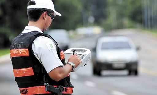 Policial utiliza tablet: tecnologia para aumentar segurança