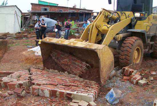 Derrubada de construção ilegal em Águas Claras