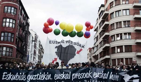 Milhares fazem manifestação em Bilbao pelo retorno de prisioneiros do ETA 