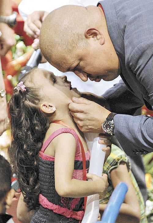 Hugo Chávez brinca com menina durante o lançamento da Grande Missão Filhos e Filhas da Venezuela, em 25 de novembro de 2011