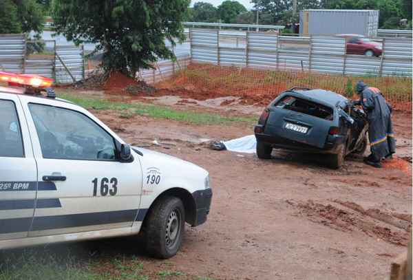 O motorista foi arremessado e o impacto destruiu parte do carro