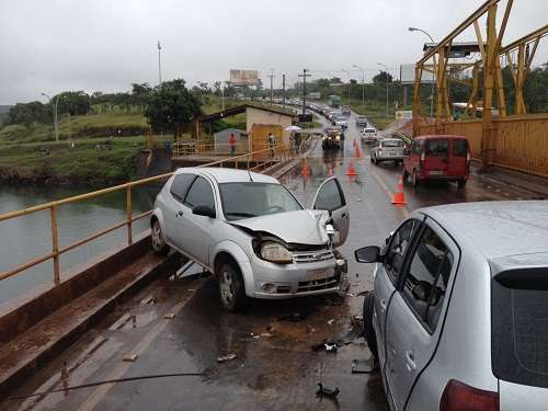 Fox e Ford k colidem em via de acesso à Barragem do Lago Paranoá