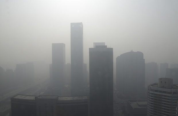 Neblina pesada cobre edifícios no distrito central de negócios de Pequim