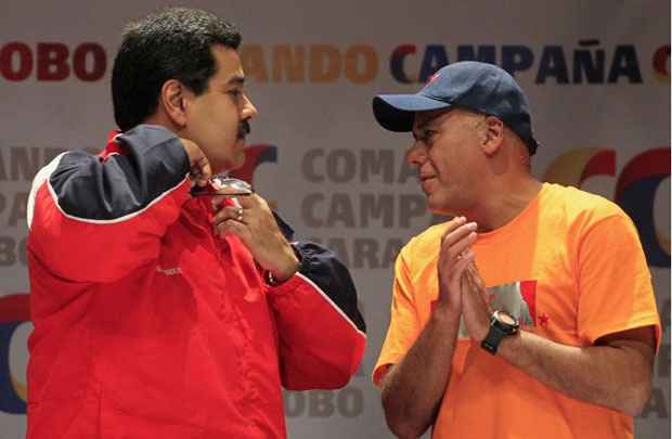 Vice-presidente da Venezuela, Nicolas Maduro (E), conversa com o prefeito de Caracas, Jorge Rodríguez, após conferência do Partido Socialista Unido da Venezuela (PSUV)