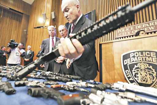 Chefe de polícia de Nova York, Ray Kelly, segura fuzil AR-15: armas de alto poder na mira do governo