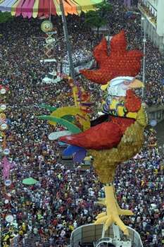 O Galo da Madrugada reúne mais de 2 milhões de pessoas durante o carnaval