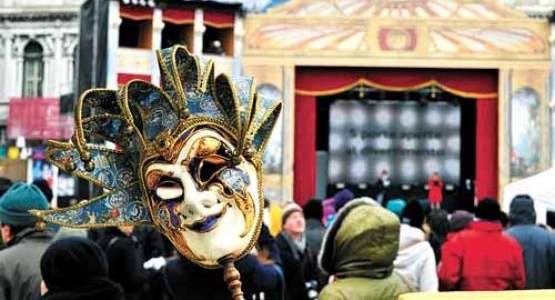 Em Veneza, os mascarados tomam as ruas no carnaval