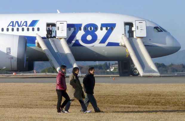 Passageiros caminham após sair da aeronave que fez um pouso de emergência no aeroporto de Takamatsu, região oeste do Japão