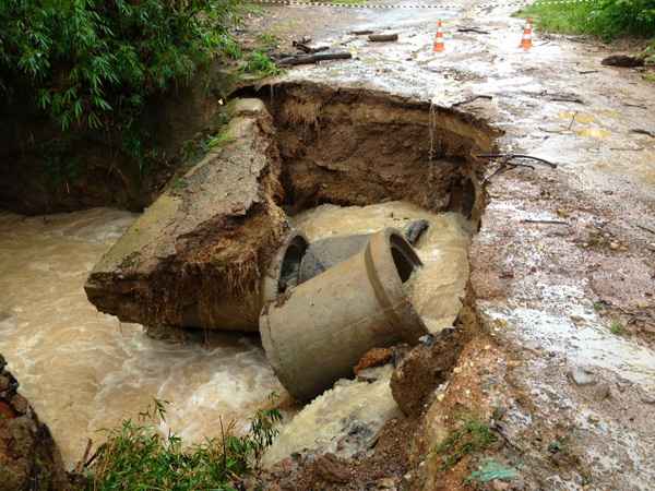 Depois do rompimento da ponte, local foi isolado pela Defesa Civil