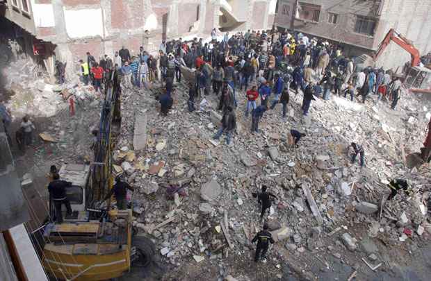 Desabamento de prédio na cidade egípcia de Alexandria deixa 17 mortos