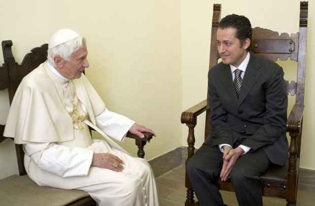 Papa Bento XVI conversa com o ex-mordomo Paolo Gabriele durante audiência privada no Vaticano em 22 dezembro de 2012