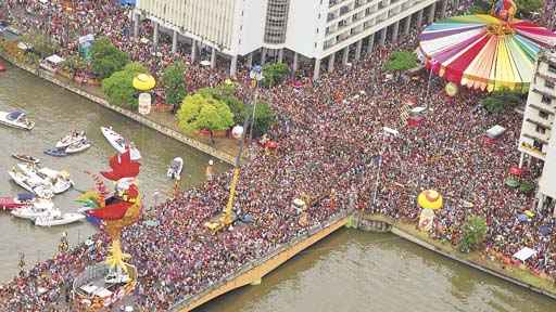 Em 1995, o bloco Galo da Madrugada ganhou o título por levar às ruas do Recife mais de 1,5 milhão de pessoas