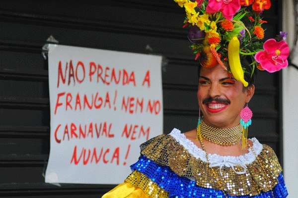 Vestido a caráter, Artur Cavalcante participa do 'Bloco das perseguidas'