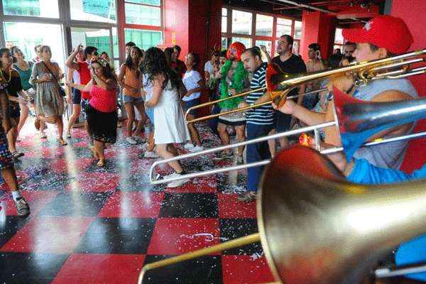 Brasilienses entram no clima de carnaval na concentração do bloco 'Virgens da Asa Norte'