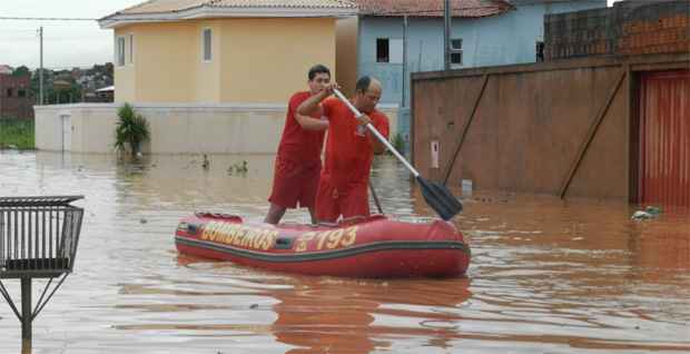 Equipes do Corpo de Bombeiros percorreram os pontos mais atingidos da cidade