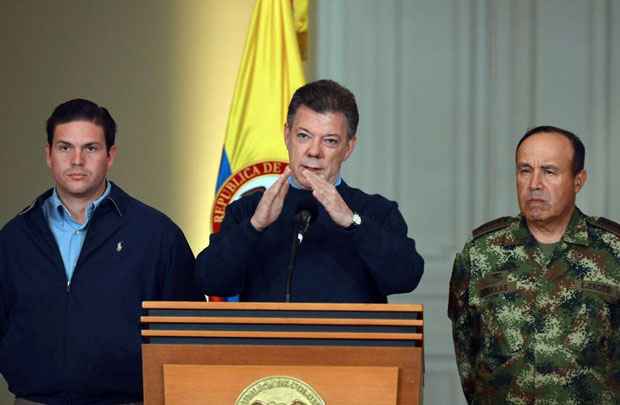 Presidente colombiano Juan Manuel Santos (C), discursa ao lado do ministro da Defesa, Juan Carlos Pinzón (E), e do Comandante Geral do exército do país, Alejandro Navas