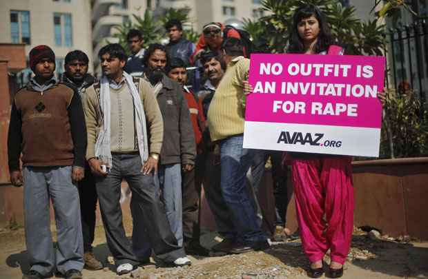 Indianos protestam ao lado de fora do tribunal, em Nova Delhi