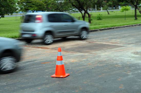 Para o recapeamento da cratera foi necessário desviar o trânsito do local