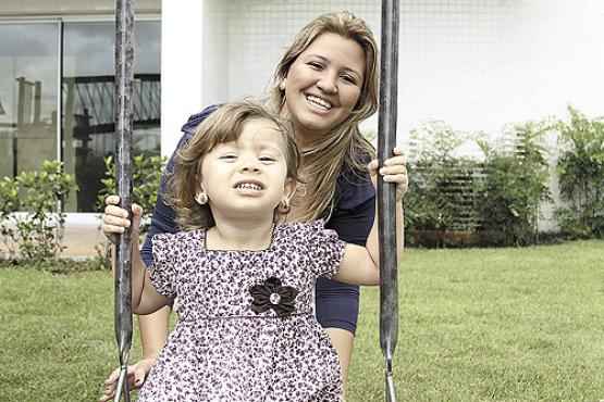 Jéssika Nascimento engravidou de Maria aos 17 anos. A menina, hoje com 2 anos, quase não vê o pai. Como mora com o avô materno, tem nele a referência masculina