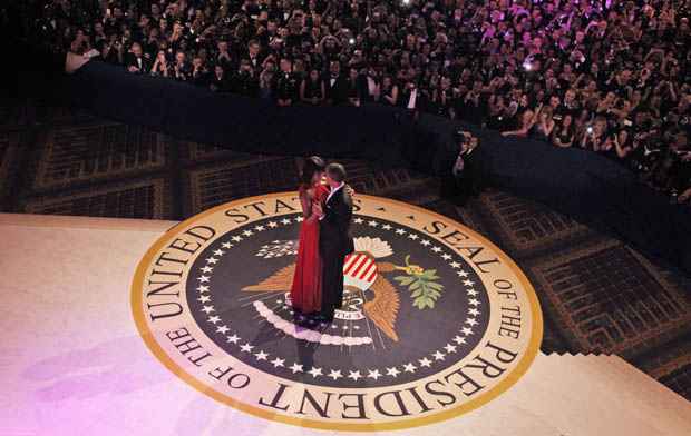 A confirmação de qual vestido a primeira-dama usaria só foi dada no momento em que ela apareceu para dançar com Obama