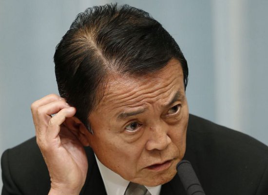 Taro Aso, 74 anos, fez a declaração polêmica durante reunião do Conselho Nacional de Reformas da Segurança Social. Ministro reconheceu que linguagem foi inapropriada