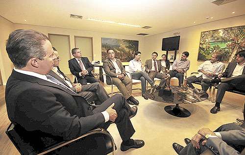 Governador Eduardo Campos (E) recebeu Henrique Alves e mais quatro deputados na sede provisória de Olinda