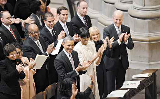 Presidente aplaude coro em missa no primeiro dia do segundo mandato: organização de homossexuais comemoram apoio de Obama a suas bandeiras