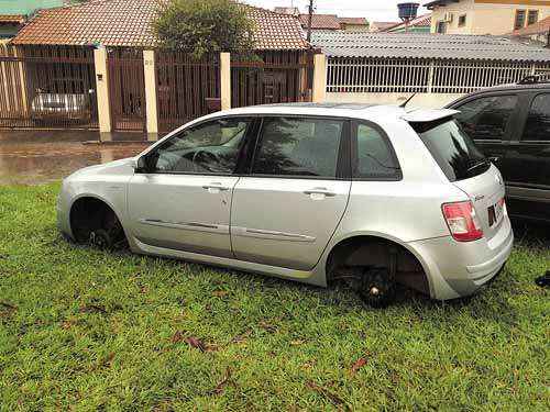 O Fiat Stilo do gerente de loja Gléder Dourado teve os quatro pneus furtados no Guará 2. O estrago só não foi maior porque o veículo estava estacionado em cima da grama