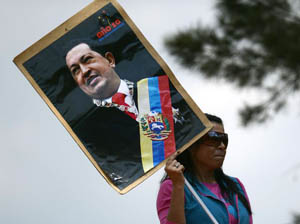 Mulher segura cartaz com foto de Chávez: desde que foi hospitalizado, em 11 de dezembro, o presidente venezuelano não é visto em público