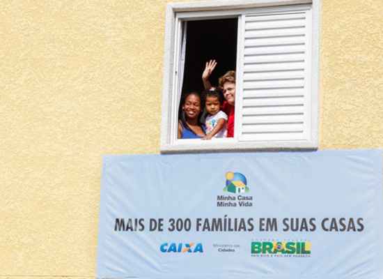 Dilma visita uma das 300 unidades habitacionais entregues no bairro de Itaquera, São Paulo