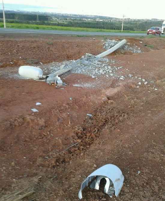 Poste em que picape bateu ficou completamente destruído