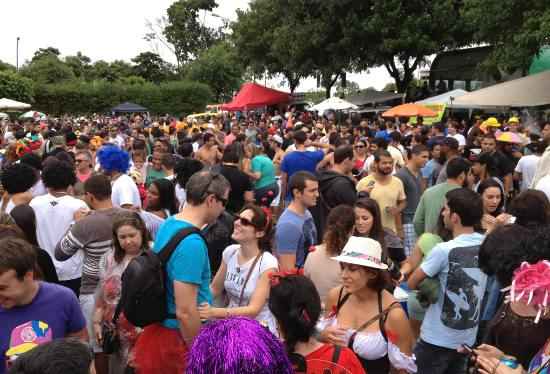 Os mais animados adiantam a folia do carnaval, celebrado no dia 12 de fevereiro