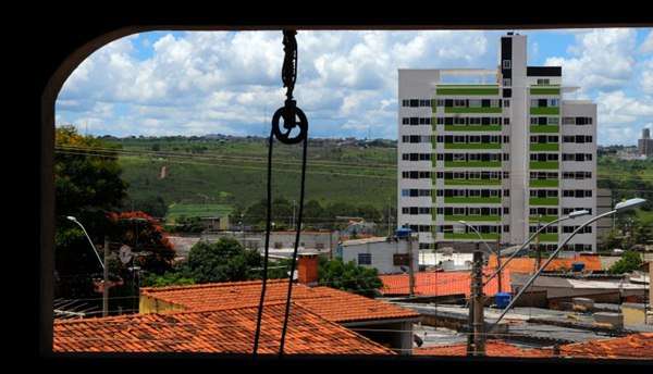 Da janela de um edifício em construção, outro prédio residencial já finalizado em Samambaia: há 40 empreendimentos em andamento na cidade