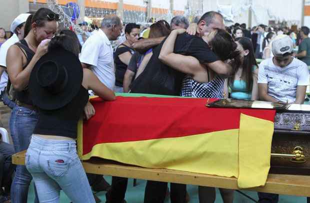 Familiares e amigos participam de velório a vítimas da tragédia de Santa Maria