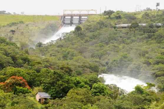 Córrego: maior volume de água com a abertura das comportas