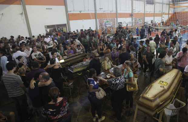 Amigos e familiares velam vítimas da tragédia em casa noturna de Santa Maria