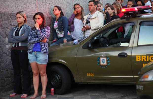 Familiares aguardam liberação para identificação dos corpos em frente ao Centro Desportivo Municipal em Santa Maria