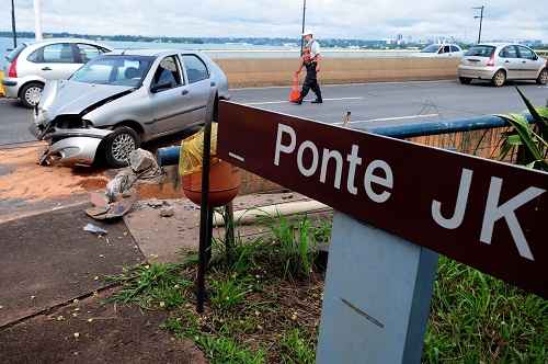 Pálio bate em mureta e poste da Ponte JK