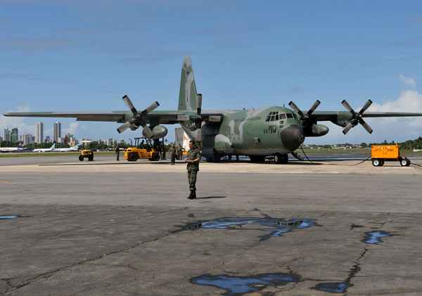 Modelo C-130 Hércules, o mesmo enviado para Santa Maria (RS)