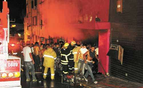 Resgate dos bombeiros na madrugada do último domingo na boate Kiss: em um primeiro momento, cerca de 10 homens da corporação faziam o atendimento às vítimas