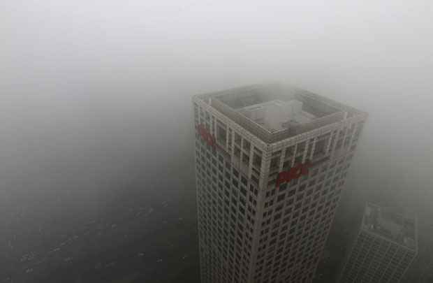 Poluição atinge desde o trânsito de Pequim até os mais altos edifícios