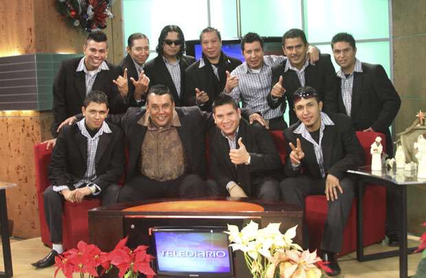 Integrantes do grupo Kombo Kolombia posam para foto durante entrevista em 2011